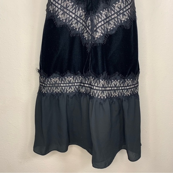 Elegant Black Lace Dress - Picture 5 of 9